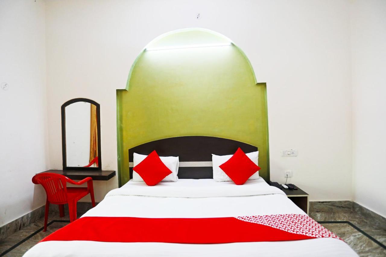 Oyo 30240 Shri Radha Palace Hotel Mathura Exterior photo